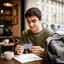 Zarek Ferndez estudiando con su tarjeta bancaria en una cafetería de Lyon
